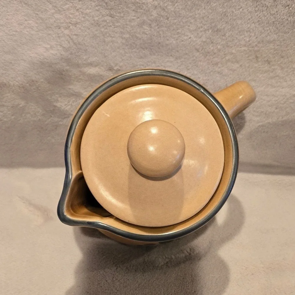 Pfaltzgraff Village Stoneware Teapot with Lid 40 oz Tan Brown Folk Art 550 USA